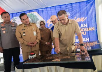 Gubernur Jawa Tengah, Ahmad Luthfi, saat meresmikan proyek preservasi dua ruas jalan provinsi yang melintasi Kabupaten Blora dengan total anggaran Rp35 miliar, Senin, 2 Maret 2026. (Humas Pemprov Jateng/Lingkarjateng.id)