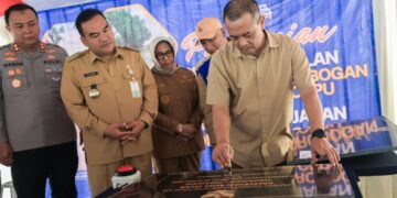 Gubernur Jawa Tengah, Ahmad Luthfi, saat meresmikan proyek preservasi dua ruas jalan provinsi yang melintasi Kabupaten Blora dengan total anggaran Rp35 miliar, Senin, 2 Maret 2026. (Humas Pemprov Jateng/Lingkarjateng.id)