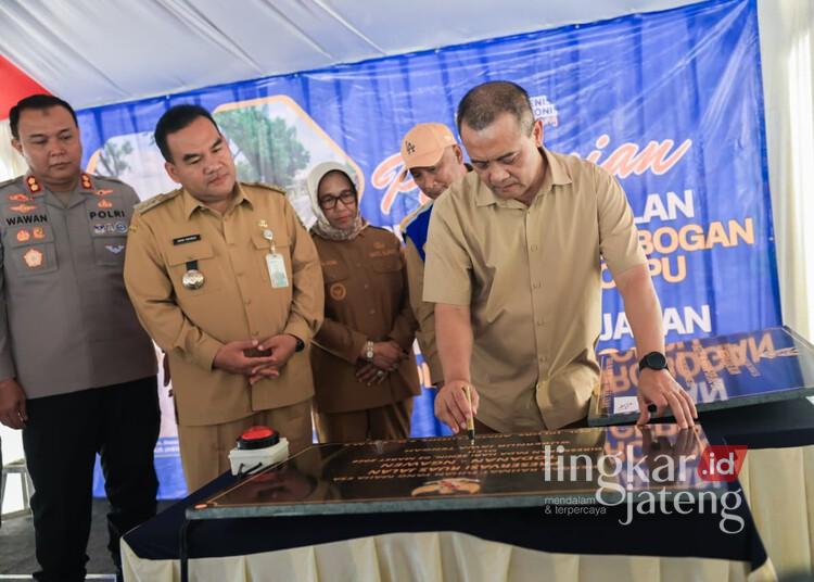Gubernur Jateng Resmikan Preservasi 2 Ruas Jalan Provinsi di Blora Senilai Rp35 Miliar 25 Gubernur Jawa Tengah, Ahmad Luthfi, saat meresmikan proyek preservasi dua ruas jalan provinsi yang melintasi Kabupaten Blora dengan total anggaran Rp35 miliar, Senin, 2 Maret 2026. (Humas Pemprov Jateng/Lingkarjateng.id)