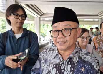 Menteri Pendidikan Dasar dan Menengah (Mendikdasmen) Abdul Mu'ti (kanan) usai menghadiri rapat koordinasi pelaksanaan program Makan Bergizi Gratis (MBG) di Gedung Gradhika Bakti Praja, Kota Semarang, Selasa, 3 Maret 2026 sore. (Rizky Syahrul/Lingkarjateng.id)