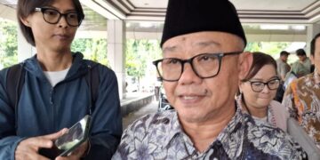 Anggaran Pendidikan 2026 Naik, Mendikdasmen: Revitalisasi Tambah 60 Ribu Sekolah 16 Menteri Pendidikan Dasar dan Menengah (Mendikdasmen) Abdul Mu'ti (kanan) usai menghadiri rapat koordinasi pelaksanaan program Makan Bergizi Gratis (MBG) di Gedung Gradhika Bakti Praja, Kota Semarang, Selasa, 3 Maret 2026 sore. (Rizky Syahrul/Lingkarjateng.id)