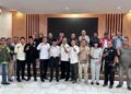 Bakesbangpol Kendal Fasilitasi Diskusi Tentang Opsen Pajak Kendaraan 34 Tim Badan Kesatuan Bangsa dan Politik (Kesbangpol) bersama Forum Masyarakat Kendal Bersatu (MKB) usai audiensi di Gedung Abdi Praja Setda Kendal, Rabu 4 Maret 2026. (Anik Kustiani/Lingkarjateng.id)