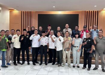 Tim Badan Kesatuan Bangsa dan Politik (Kesbangpol) bersama Forum Masyarakat Kendal Bersatu (MKB) usai audiensi di Gedung Abdi Praja Setda Kendal, Rabu 4 Maret 2026. (Anik Kustiani/Lingkarjateng.id)