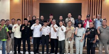 Tim Badan Kesatuan Bangsa dan Politik (Kesbangpol) bersama Forum Masyarakat Kendal Bersatu (MKB) usai audiensi di Gedung Abdi Praja Setda Kendal, Rabu 4 Maret 2026. (Anik Kustiani/Lingkarjateng.id)