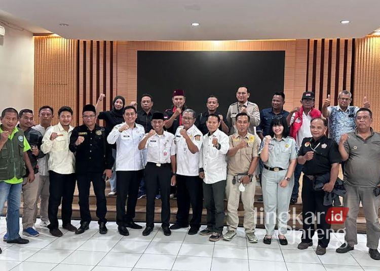 Bakesbangpol Kendal Fasilitasi Diskusi Tentang Opsen Pajak Kendaraan 25 Tim Badan Kesatuan Bangsa dan Politik (Kesbangpol) bersama Forum Masyarakat Kendal Bersatu (MKB) usai audiensi di Gedung Abdi Praja Setda Kendal, Rabu 4 Maret 2026. (Anik Kustiani/Lingkarjateng.id)