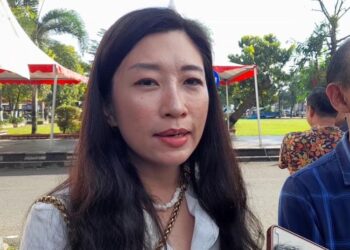 Banyak Peluang Kerja di KIK, Warga Kendal Diharap Tak Ajak Keluarga Merantau 33 Direktur Kawasan Industri Kendal (KIK), Juliani Kusumaningrum, saat mendampingi Pj Sekda Kendal melepas warga Kendal kembali merantau, Sabtu, 28 Maret 2026. (Anik Kustiani/Lingkarjateng.id)