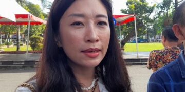 Direktur Kawasan Industri Kendal (KIK), Juliani Kusumaningrum, saat mendampingi Pj Sekda Kendal melepas warga Kendal kembali merantau, Sabtu, 28 Maret 2026. (Anik Kustiani/Lingkarjateng.id)