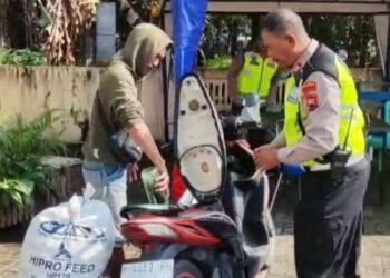 Seorang pemudik mengisi bahan bakar motor setelah mendapat bantuan dari petugas Pos Pengamanan Kecandran, Kecamatan Sidomukti, Salatiga, Senin, 16 Maret 2026. (Humas Polres Salatiga/Lingkarjateng.id)