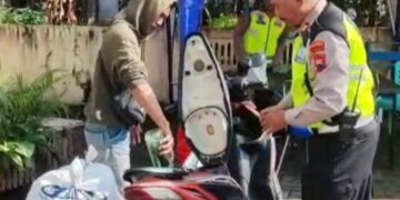 Seorang pemudik mengisi bahan bakar motor setelah mendapat bantuan dari petugas Pos Pengamanan Kecandran, Kecamatan Sidomukti, Salatiga, Senin, 16 Maret 2026. (Humas Polres Salatiga/Lingkarjateng.id)