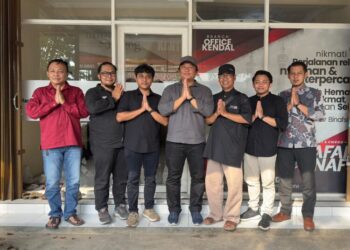 Tim Biro Umroh Safar Binafsi berfoto bersama usai peresmian branch office di Jalan Raya Soekarno-Hatta No. 115, Srendeng, Karangsari, Kecamatan Kendal, Selasa, 31 Maret 2026. (Lingkarjateng.id)