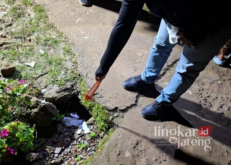 Bocah 10 Tahun di Blora Tewas Kena Ledakan Mercon 25 Tim Polres Blora melakukan olah TKP peristiwa meledaknya petasan yang mengakibatkan satu bocah tewas Dukuh Ngapus, Desa Ketringan, Kecamatan Jiken, Kabupaten Blora, Selasa, 24 Maret 2026. (Dok. Polres Blora/Lingkarjateng.id)