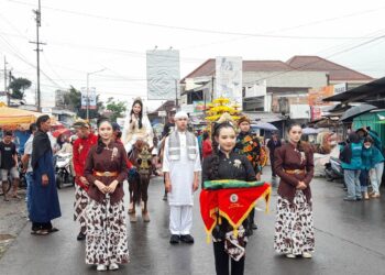 Kirab Merti Desa mengawali tradisi Buka Luwur Nyi Pandansari di Desa Boja, Kecamatan Boja, Kabupaten Kendal, Kamis, 26 Maret 2026. (Anik Kustiani/Lingkarjateng.id)