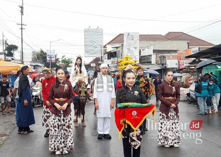 Kirab Merti Desa Iringi Buka Luwur Nyi Pandansari di Boja Kendal 25 Kirab Merti Desa mengawali tradisi Buka Luwur Nyi Pandansari di Desa Boja, Kecamatan Boja, Kabupaten Kendal, Kamis, 26 Maret 2026. (Anik Kustiani/Lingkarjateng.id)