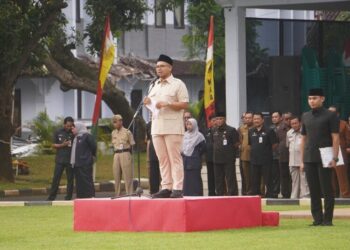 Bupati Batang, M. Faiz Kurniawan, saat memimpin apel pagi perdana usai libur lebaran di halaman Pendopo Kabupaten Batang, Selasa, 31 Maret 2026. (Humas Pemkab Batang/Lingkarjateng.id)