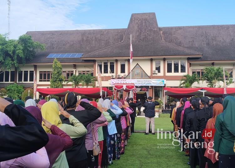 Hari Jadi ke-523 Demak, Bupati Eisti'anah Minta Optimalkan Potensi Daerah 25 Upacara peringatan Hari Jadi ke-523 Kabupaten Demak di Halaman Setda Kabupaten Demak, Sabtu, 28 Maret 2026. (Dinkominfo Demak/Lingkarjateng.id)