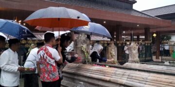 Bupati Demak, Eisti’anah, bersama jajaran Forkopimda setempat berziarah ke makam raja-raja Kerajaan Demak, Kamis, 26 Maret 2026. (M. Burhanuddin Aslam/Lingkarjateng.id)