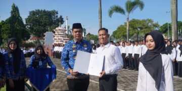 Bupati Jepara, Witiarso Utomo, saat melantik PPPK paruh waktu pada Desember 2025 lalu. (Tomi Budianto/Lingkarjateng.id)