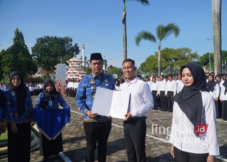 Pemkab Jepara Alokasikan Rp57,3 Miliar untuk THR PNS dan PPPK Penuh-Paruh Waktu 25 Bupati Jepara, Witiarso Utomo, saat melantik PPPK paruh waktu pada Desember 2025 lalu. (Tomi Budianto/Lingkarjateng.id)