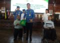 Bupati Jepara Witiarso Utomo menyerahkan bantuan kepada warga penyandang disabilitas di Pendopo RA Kartini Jepara, Selasa, 17 Maret 2026. (Tomi Budianto/Lingkarjateng.id)