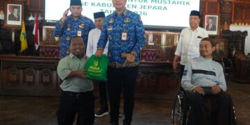 Bupati Jepara Witiarso Utomo menyerahkan bantuan kepada warga penyandang disabilitas di Pendopo RA Kartini Jepara, Selasa, 17 Maret 2026. (Tomi Budianto/Lingkarjateng.id)