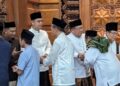 Bupati Jepara, Witiarso Utomo, bersama Anggota DPR RI Abdul Wachid bersalam-salaman dengan masyarakat usai melaksanakan sholat id di Masjid Al-Falah, Desa Margoyoso, Kecamatan Kalinyamatan, Sabtu, 21 Maret 2026. (Tomi Budianto/Lingkarjateng.id)