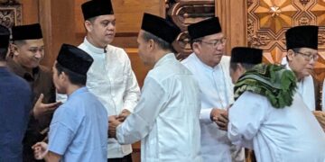 Bupati Jepara, Witiarso Utomo, bersama Anggota DPR RI Abdul Wachid bersalam-salaman dengan masyarakat usai melaksanakan sholat id di Masjid Al-Falah, Desa Margoyoso, Kecamatan Kalinyamatan, Sabtu, 21 Maret 2026. (Tomi Budianto/Lingkarjateng.id)