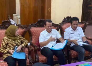 Bupati Kudus, Sam’ani Intakoris, saat melakukan audiensi bersama BPPKAD dan Inspektorat terkait anggaran THR untuk PPPK paruh waktu di Pendopo Kabupaten Kudus, Rabu sore, 11 Maret 2026. (Mohammad Fahtur Rohman/Lingkarjateng.id)