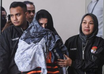 Bupati Pekalongan, Fadia Arafiq (tengah), berjalan usai menjalani pemeriksaan di Gedung Merah Putih KPK, Jakarta, Rabu, 4 Maret 2026. (AntaraLingkarjateng.id)