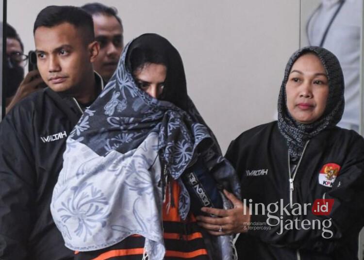 KPK: Bupati Pekalongan Ditangkap di SPKLU Semarang, Tidak Bersama Gubernur Jateng 25 Bupati Pekalongan, Fadia Arafiq (tengah), berjalan usai menjalani pemeriksaan di Gedung Merah Putih KPK, Jakarta, Rabu, 4 Maret 2026. (AntaraLingkarjateng.id)