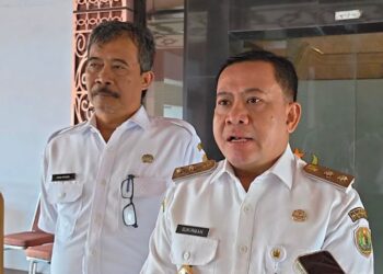 Wakil Bupati Pekalongan Sukirman (kanan) didampingi Asisten II Sekda Anis Rosidi memberikan keterangan kepada awak media di Kompleks Kantor Bupati Pekalongan, Rabu, 4 Maret 2026. (Fahri Akbar/Lingkarjateng.id)