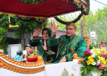 Bupati Pekalongan nonaktif, Fadia Arafiq, bersama suaminya Ahsraff Abu yang menjabat anggota DPR RI Komisi X. (Humas Pemkab Pekalongan/Lingkarjateng.id)