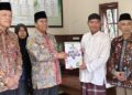Bupati Rembang Salurkan Zakat ASN ke Panti Asuhan dan Panti Jompo 34 Bupati Rembang, Harno, menyalurkan bantuan secara simbolis kepada pengurus salah satu panti asuhan di Kabupaten Rembang, Sabtu, 14 Maret 2026. (Vicky Rio/Lingkarjateng.id)