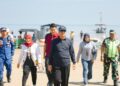 Bupati Rembang, Harno, melakukan peninjauan langsung ke Pantai Karang Jahe pada Minggu, 29 Maret 2026. (Humas Pemkab Rembang/Lingkarajteng.id)