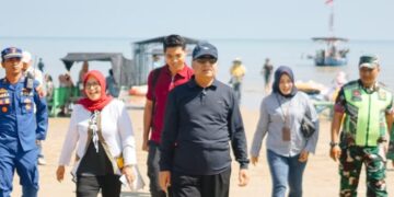 Bupati Rembang, Harno, melakukan peninjauan langsung ke Pantai Karang Jahe pada Minggu, 29 Maret 2026. (Humas Pemkab Rembang/Lingkarajteng.id)