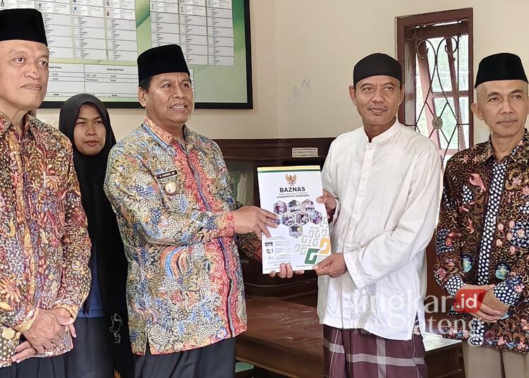 Bupati Rembang Salurkan Zakat ASN ke Panti Asuhan dan Panti Jompo 25 Bupati Rembang, Harno, menyalurkan bantuan secara simbolis kepada pengurus salah satu panti asuhan di Kabupaten Rembang, Sabtu, 14 Maret 2026. (Vicky Rio/Lingkarjateng.id)