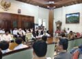 Bupati Rembang, Harno, memimpin rapat koordinasi bersama seluruh SPPG wilayah setempat, Senin, 3 Maret 2026. (Vicky Rio/Lingkarjateng.id)