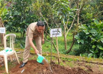 Camat Patean, Muh Syamsudluha Tantomi, ikut tanam pohon program TMMD di Desa Gedong, Kecamatan Patean, Kabupaten Kendal pada Senin, 9 Maret 2026. (Anik Kustiani/Lingkarjateng.id)