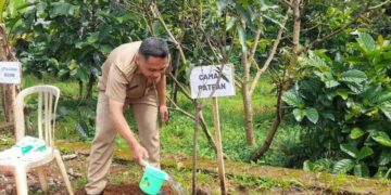 Camat Patean, Muh Syamsudluha Tantomi, ikut tanam pohon program TMMD di Desa Gedong, Kecamatan Patean, Kabupaten Kendal pada Senin, 9 Maret 2026. (Anik Kustiani/Lingkarjateng.id)