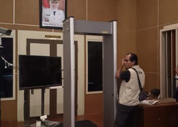 Salah satu wartawan di depan ruangan Bupati Pekalongan yang telah disegel oleh KPK di Kantor Pemda Kabupaten Pekalongan, Jawa Tengah, Selasa, 3 Maret 2026. (dok for Lingkarjateng.id)