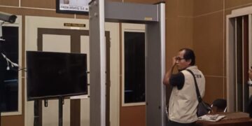 DPD Golkar Jateng Hormati Proses Hukum OTT Bupati Pekalongan Fadia Arafiq 10 Salah satu wartawan di depan ruangan Bupati Pekalongan yang telah disegel oleh KPK di Kantor Pemda Kabupaten Pekalongan, Jawa Tengah, Selasa, 3 Maret 2026. (dok for Lingkarjateng.id)