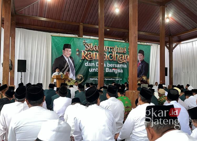 Ketua DPRD Demak Dorong Transformasi Pesantren Menuju Standar Modern 25 Kegiatan diskusi interaktif dan buka puasa bersama ratusan pengurus pondok pesantren bertempat di Rumah Dinas Ketua DPRD Demak, Sabtu, 28 Februari 2026. (M. Burhanuddin Aslam/Lingkarjateng.id)