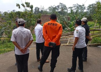 DPRD Kabupaten Semarang Desak Antisipasi Longsor Kalongan Merembet ke Permukiman 25 Komisi C DPRD Kabupaten Semarang meninjau lokasi longsor di Desa Kalongan, Kecamatan Ungaran Timur, Senin, 2 Maret 2026. (Hesty Imaniar/Lingkarjateng.id)