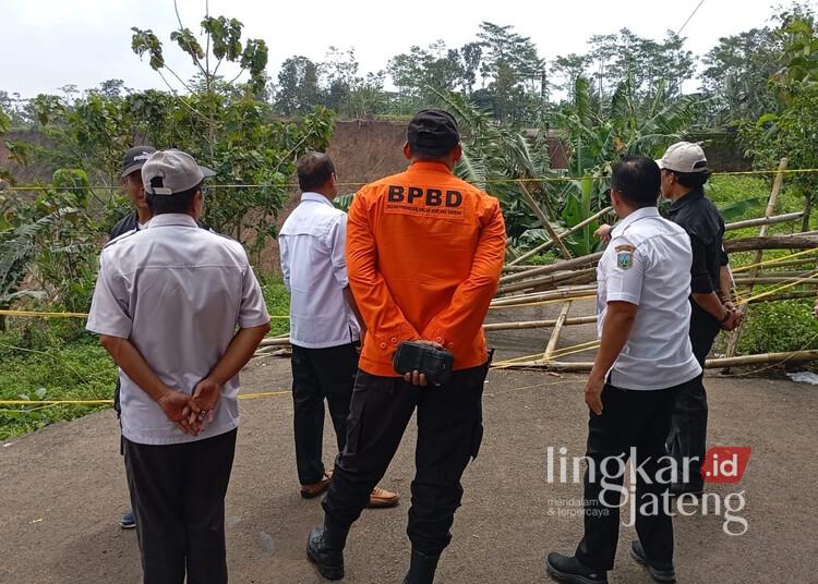 DPRD Kabupaten Semarang Desak Antisipasi Longsor Kalongan Merembet ke Permukiman 25 Komisi C DPRD Kabupaten Semarang meninjau lokasi longsor di Desa Kalongan, Kecamatan Ungaran Timur, Senin, 2 Maret 2026. (Hesty Imaniar/Lingkarjateng.id)