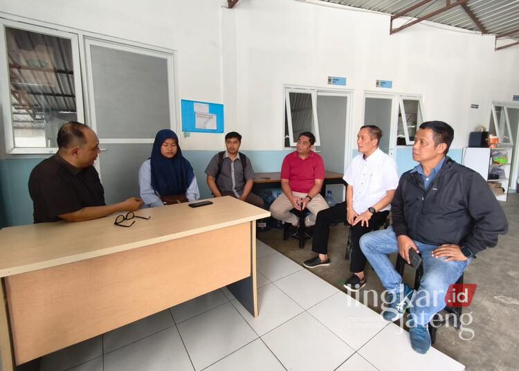 DPRD Salatiga Sidak SPPG Sawahan Buntut Viral Video Komplain Menu MBG 25 Fraksi PDIP DPRD Salatiga melakukan inspeksi mendadak (sidak) ke Satuan Pelayanan Pemenuhan Gizi (SPPG) di Sawahan, Kelurahan Kecandran, Kecamatan Sidomukti, Minggu, 1 Maret 2026. (Angga Rosa/Lingkarjateng.id)