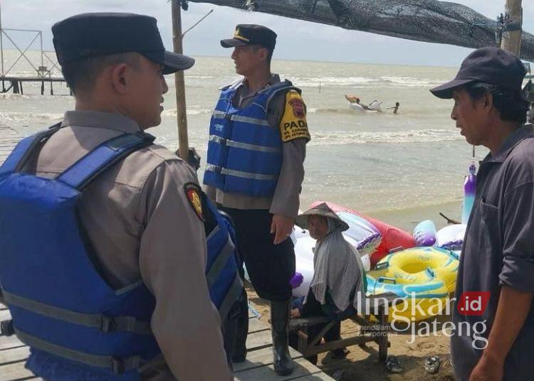 Libur Lebaran, Ratusan Personel Disiagakan Amankan Wisata di Demak 25 Petugas kepolisian Polres Demak saat melakukan pengamanan di sejumlah objek wisata. (M Burhanudin Aslam/Lingkarjateng.id)