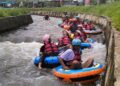 Wisatawan menikmati river tubing di Desa Wisata Pandansari, Kecamatan Warungasem, Kabupaten Batang, Minggu, 29 Maret 2026. (Humas Pemkab Batang/Lingkarjateng.id)