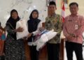 Kepala Dinas Sosial Kendal, Muntoha menyalurkan bantuan Atensi dari Kemensos di Aula Kecamatan Pegandon pada Jumat, 13 Maret 2026. (dok for Lingkarjateng.id)