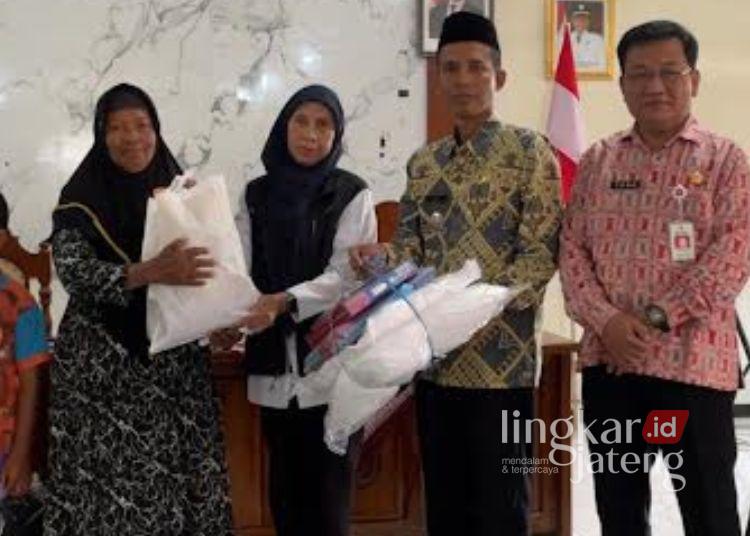 Disesuaikan Kebutuhan Penerima, Dinsos Kendal Salurkan Bantuan Program Atensi 25 Kepala Dinas Sosial Kendal, Muntoha menyalurkan bantuan Atensi dari Kemensos di Aula Kecamatan Pegandon pada Jumat, 13 Maret 2026. (dok for Lingkarjateng.id)