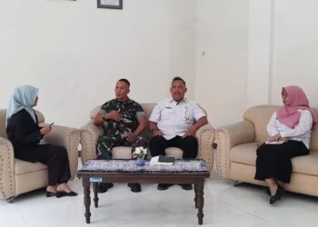 Kepala Bidang (Kabid) Ideologi, Wawasan Kebangsaan, dan Ketahanan Ekonomi, Sosial Budaya dan Agama pada Badan Kesbangpol Kabupaten Kendal, Kardiyantomo (kedua kanan) bersama pelatih dan tim kesehatan saat talkhshow bersama tim Lingkar TV pada Rabu, 4 Maret 2026. (Anik Kustiani/Lingkarjateng.id)