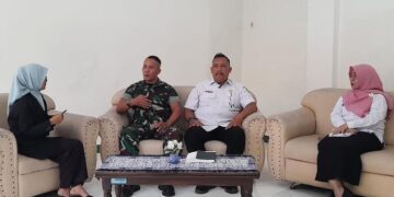 Kepala Bidang (Kabid) Ideologi, Wawasan Kebangsaan, dan Ketahanan Ekonomi, Sosial Budaya dan Agama pada Badan Kesbangpol Kabupaten Kendal, Kardiyantomo (kedua kanan) bersama pelatih dan tim kesehatan saat talkhshow bersama tim Lingkar TV pada Rabu, 4 Maret 2026. (Anik Kustiani/Lingkarjateng.id)